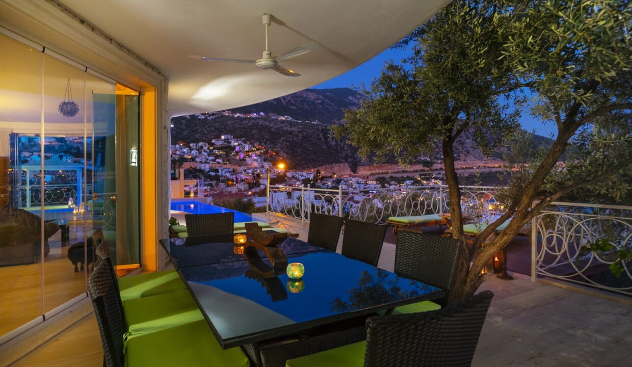Villa Ayser alfresco night