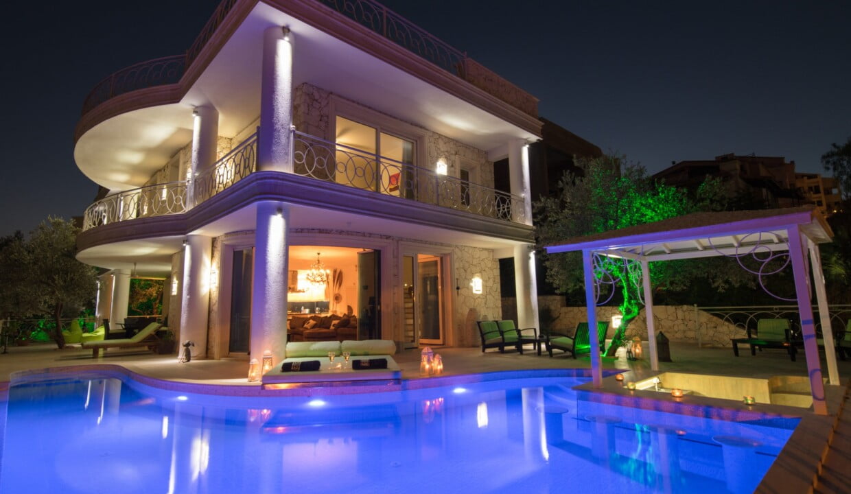 Villa Ayser illuminated