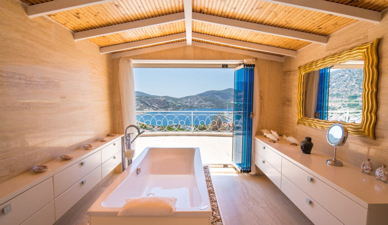 Villa Ayser shared bathroom