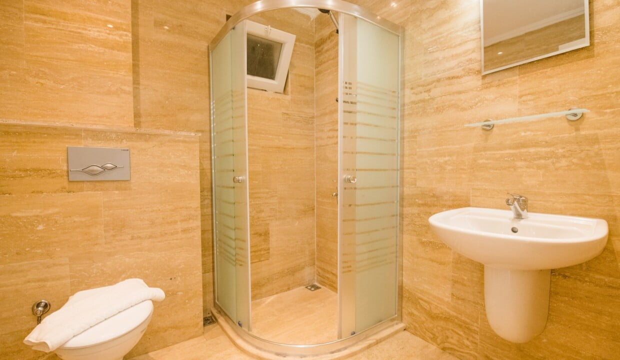 Villa Garden court shower