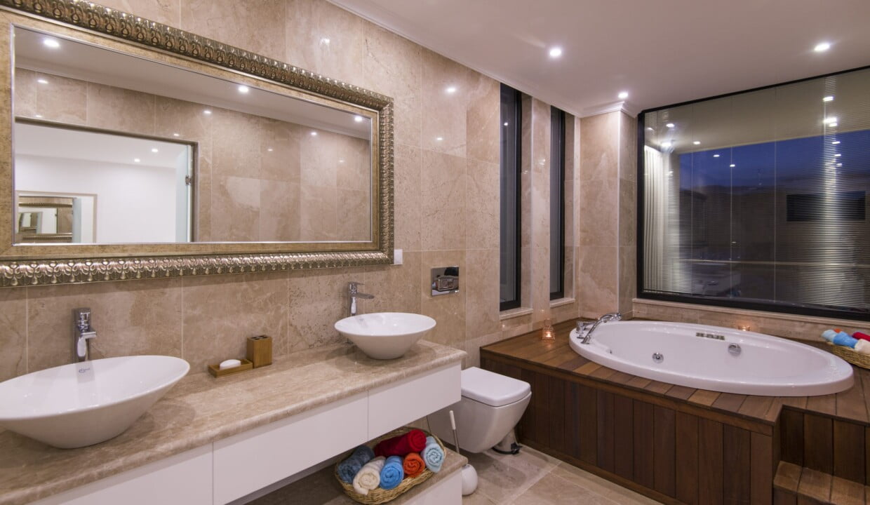 Villa ozma jacuzzi bathroom