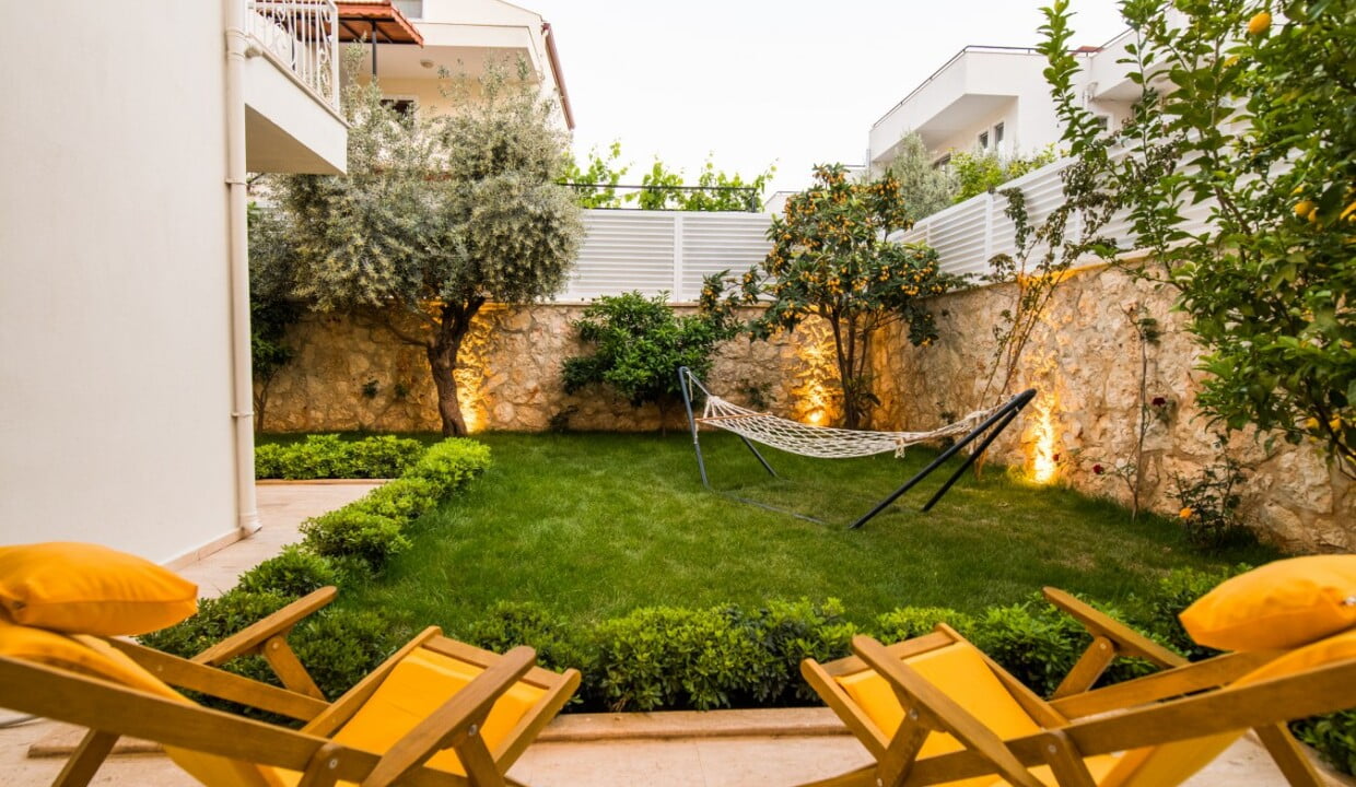 villa garden court deck chairs