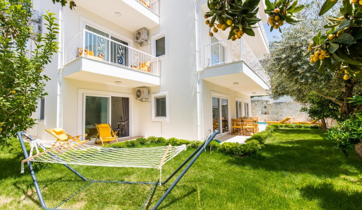 villa garden court lemon tree