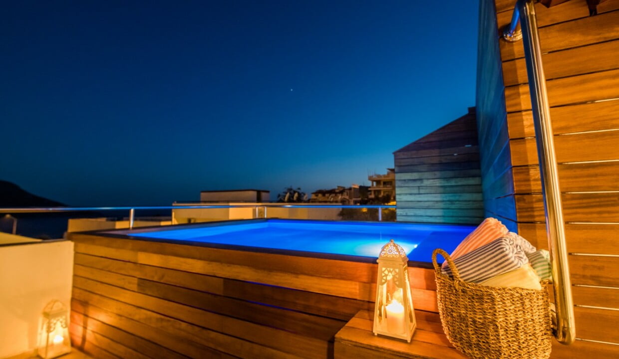 villa garden court plunge night