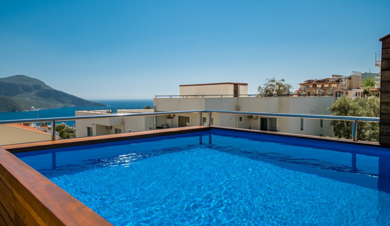 villa garden court plunge view