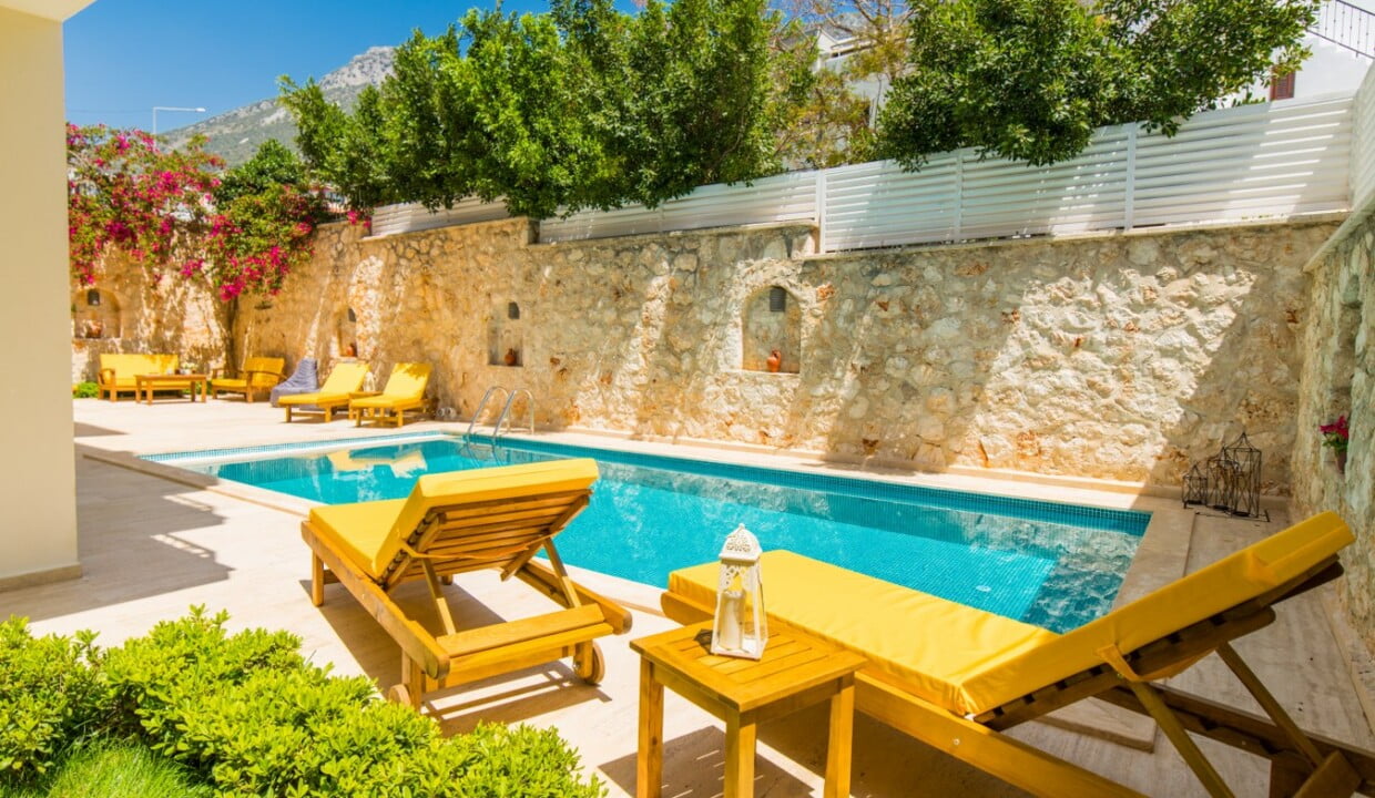 villa garden court pool
