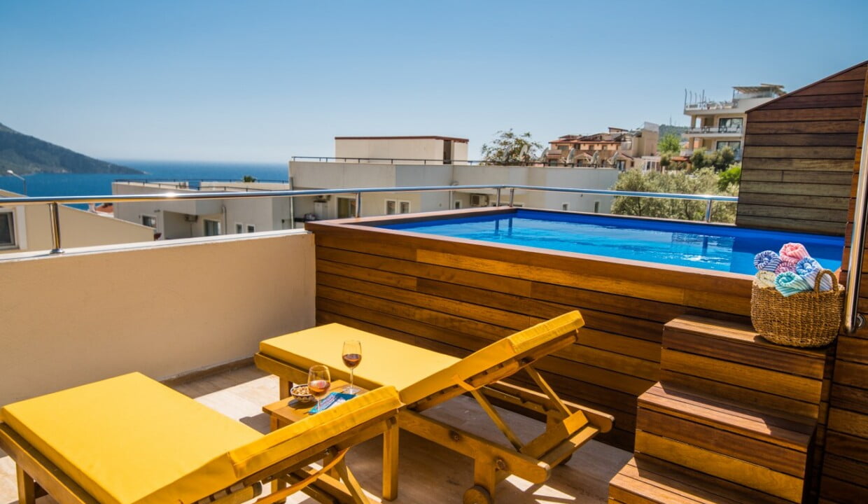 villa garden court roof pool