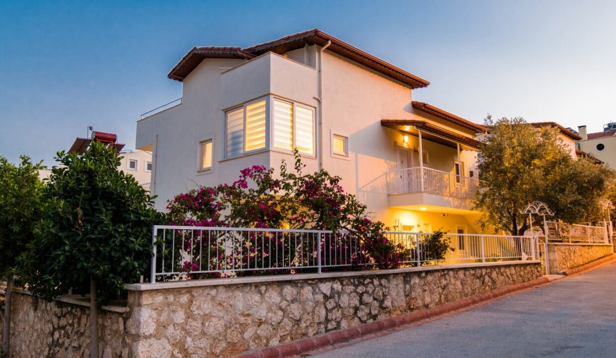 villa garden court street view